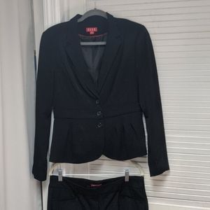 Elle black suit